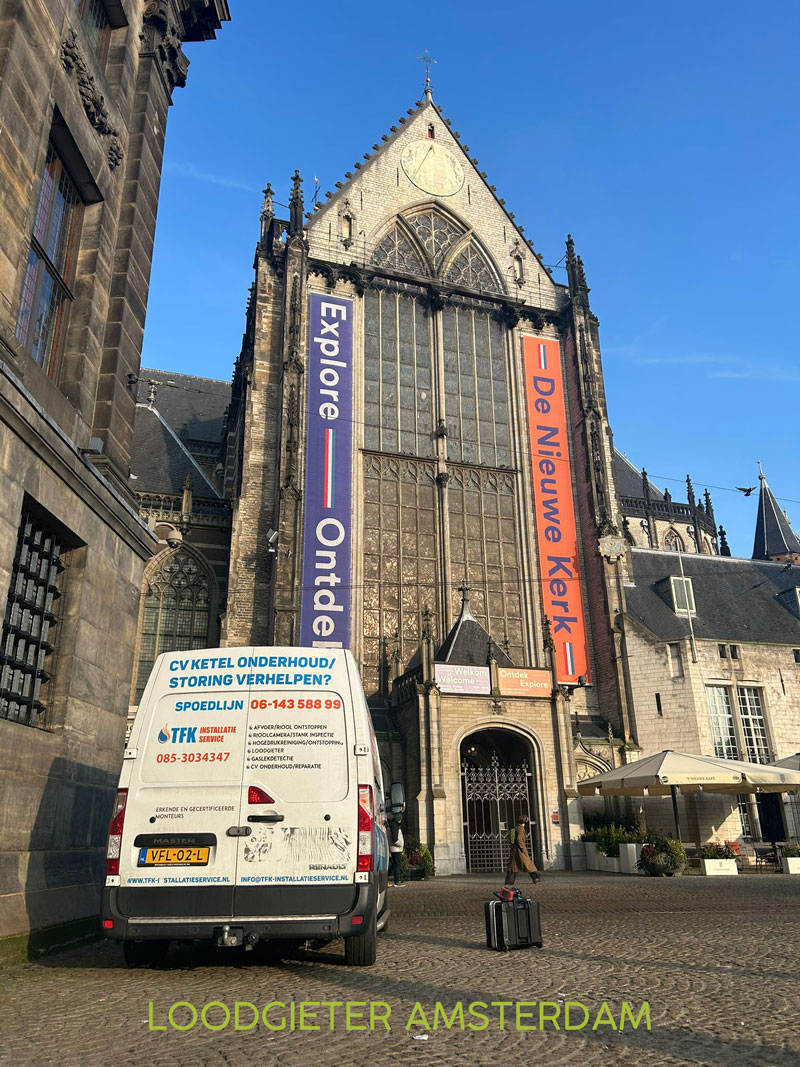 Tfk busje is hier te zien in het centrum van Amsterdam midden op de dam